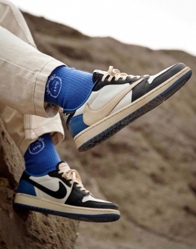 کفش کتانی مردانه نایکی مدل Travis Scott رنگ کرم سفید مشکی با جنس چرم مصنوعی